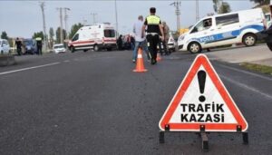 afyonda kaza refuje giren otomobilde 2 kisi yaralandi KwzGMhVj.jpg
